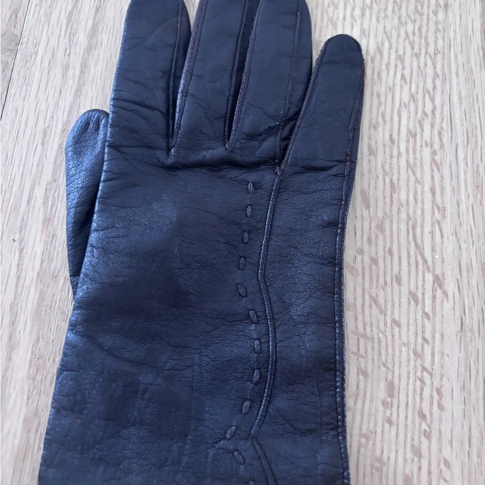 Women Elegant Brown Leather Gloves size medium runs small.